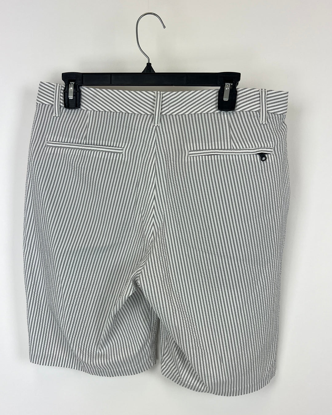 MENS Grey And White Stripe Golf Shorts - Size 32 Waist x 9" Inseam