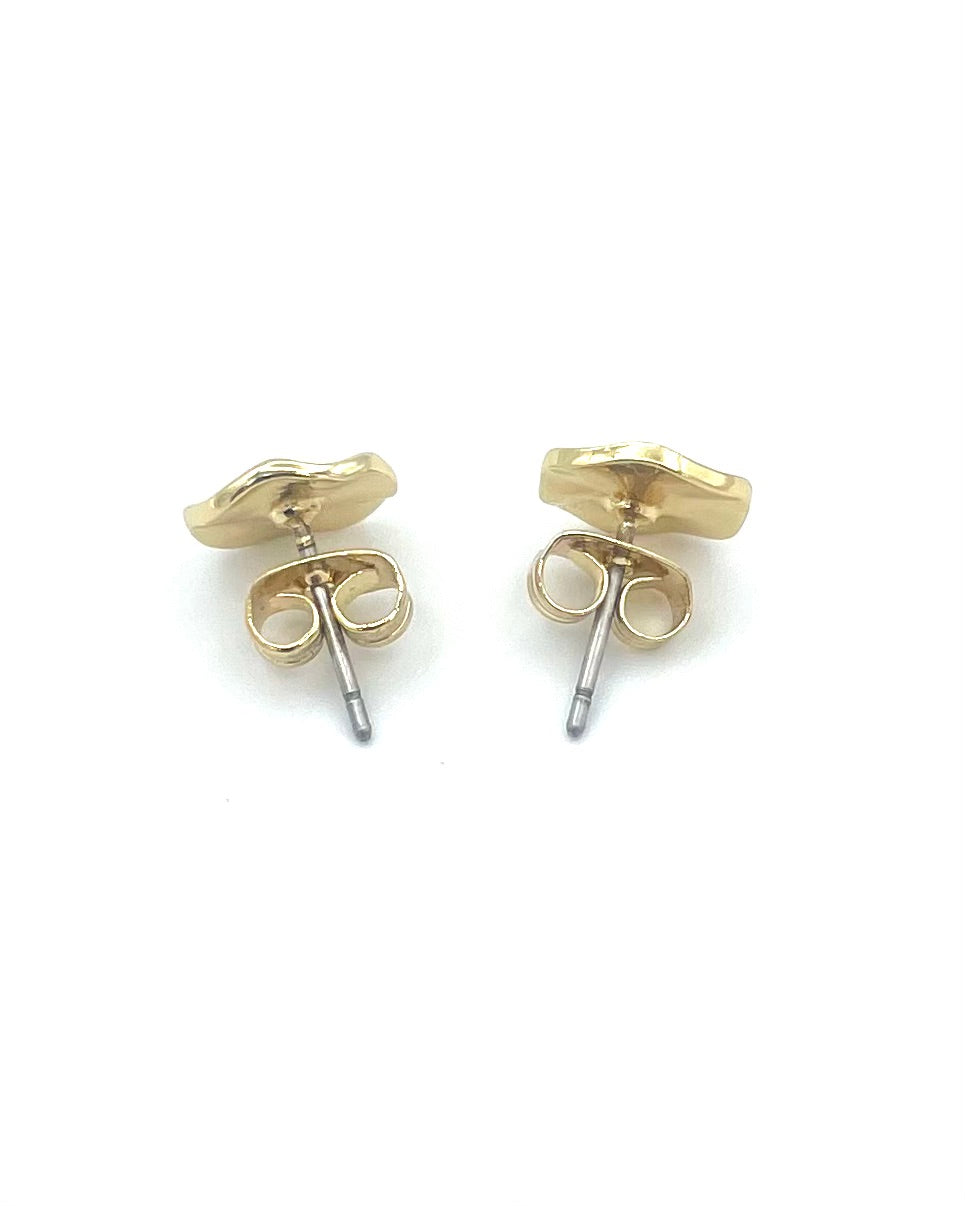 Gold Wavy Circle Stud Earrings